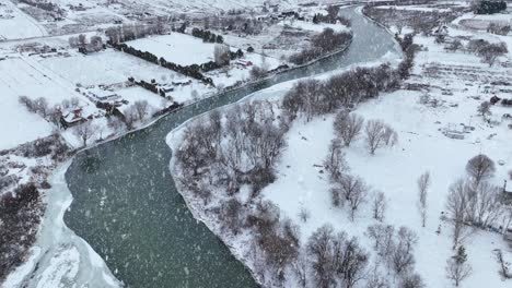 Drohnenaufnahme-Von-Schneefall-Auf-Dem-Yakima-River-Und-Dem-Umliegenden-Ackerland-In-Washington