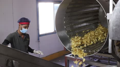 POV-Shot,-Mann,-Die-Schlechten-Chips-Fallen-Aus-Der-Maschine