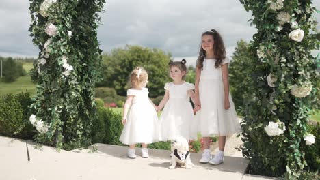 Niños-Pequeños,-Sesión-De-Fotos-De-Boda-Floral-Con-Un-Pequeño-Perro-Familiar