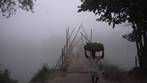 Dorfszene-Im-Nebel-Am-Frühen-Morgen