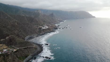 Wilder-Naturstrand,-Umgeben-Von-Bergen-An-Der-Nordküste-Teneriffas