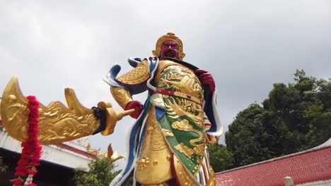 Große-Und-Farbenfrohe-Guan-Yu-Statue,-Im-Freien