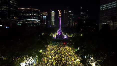 Drone-Sobrevolando-Festejos-De-Campeones-De-Fútbol-En-El-ángel-De-La-Independencia,-En-Cdmx