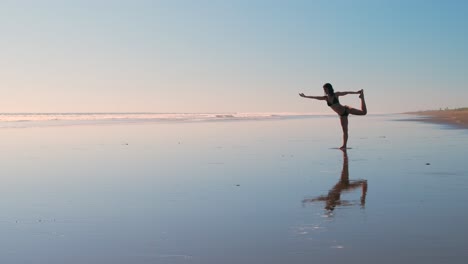 Sesión-De-Yoga-En-La-Playa-Durante-La-Hora-Dorada-Con-Una-Bailarina-Solista.