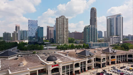 Amerikanisches-Einkaufszentrum-Mit-Skyline-Von-Atlanta,-USA