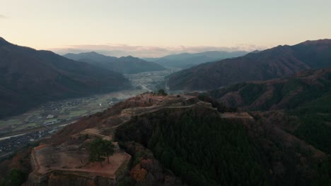 Valle-Aéreo-De-La-Cordillera-Japonesa-En-Las-Ruinas-Del-Castillo-De-Takeda-Cordillera-Profunda-De-Asago-Hyogo-Con-Horizonte-Al-Atardecer,-Gradiente,-Drones-Aéreos-Que-Establecen-Viajes-A-Japón