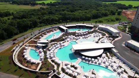 Estas-Son-Imágenes-Aéreas-De-Las-Piscinas-Afuera-Del-Hotel-Casino-Winstar-World-En-Thackerville,-Oklahoma.