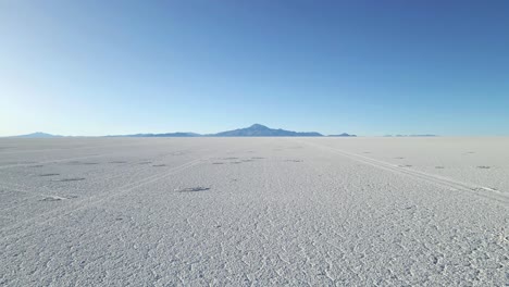 Eine-Dynamische-Luftreise,-Die-Die-Schönheit-Der-Wüste-Uyuni-In-Bolivien-Einfängt