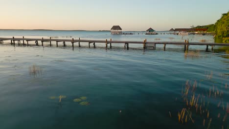 Imágenes-Aéreas-Del-Amanecer-De-La-Laguna-De-Los-Siete-Colores-De-Bacalar,-México