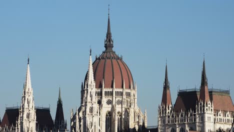Vista-Del-Centro-De-La-Ciudad-De-Budapest-Con-El-Edificio-Del-Parlamento-Y-El-Río-Danubio-En-Un-Día-Soleado,-Arquitectura-Gótica,-Toma-A-Media-Distancia-Con-Torres