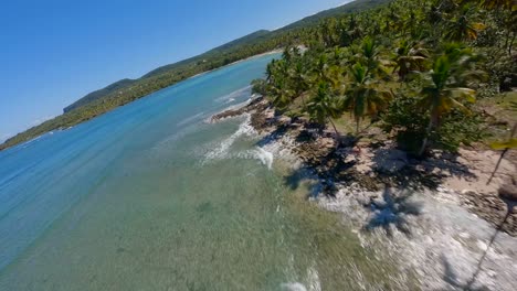 Drones-Aéreos-Fpv-Giran-Volando-A-Lo-Largo-De-La-Costa-Mientras-Las-Olas-Del-Océano-Tropical-Chocan-Y-La-Luz-Del-Sol-Brilla-En-El-Agua-Verde,-Aserradero-Samana-República-Dominicana