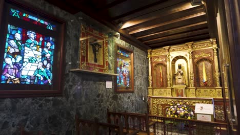 Reich-Verzierte-Monserrate-Kirche,-Altar-Von-Bogotá,-Kolumbien