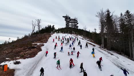 Skifahrer-Fahren-Auf-Schneebedeckten-Abhängen-In-Der-Nähe-Des-Skywalk-Turms-Dolni-Morava-Bergab