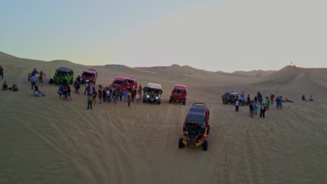 La-Gente-Se-Reúne-Con-Sus-Buggies-De-Arena-Para-Conducir-Hasta-El-Oasis-De-Huacachina-En-Perú.