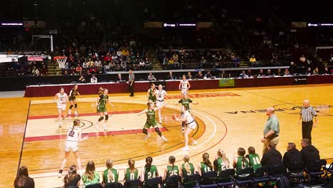 Basketball-Meisterschaft-Der-Maine-State-L-Regional-High-School-Mädchen-In-Der-Cross-Arena-In-Portland,-Maine