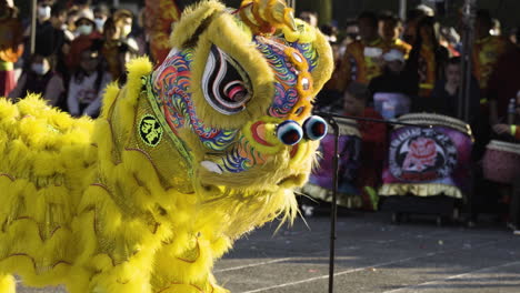 Espectáculo-De-Danza-Tradicional-China-Del-León-Amarillo-Durante-Las-Celebraciones-Del-Año-Nuevo-Chino-En-El-Salón-Conmemorativo-De-Chiang-Kai-shek