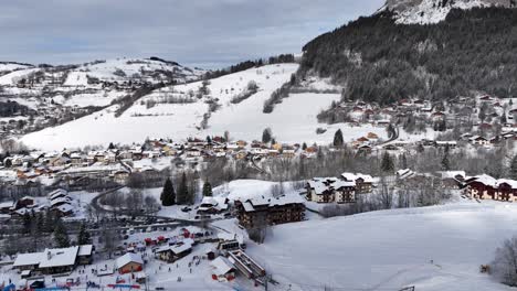 Pan-A-La-Estación-De-Esquí-En-Invierno-Con-Nieve-Y-Montaña,-Bernex,-Alpes-Franceses.