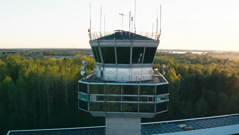 Vista-Aérea-De-La-Torre-De-Control-Del-Aeropuerto-De-Tallin-En-El-Atardecer-Amarillo-De-Verano-Con-Terminal-Y-Pista-Visibles-En-El-Fondo