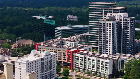 Centro-De-La-Ciudad-De-Buckhead-Con-Torre-Y-Edificios-Cerca-Del-Bosque.