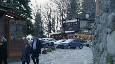 Menschen-Gehen-Traditionelle-Alte-Stein-Gepflasterte-Straße-Gasse-Metsovo-Griechenland