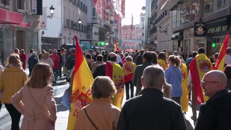 Los-Manifestantes-Se-Reúnen-Durante-Una-Manifestación-Contra-El-Partido-Socialista-Psoe-Después-De-Que-El-Primer-Ministro-Pedro-Sánchez-Aceptara-Conceder-Amnistía-A-Las-Personas-Involucradas-En-El-Intento-De-Ruptura-De-2017-En-Cataluña.