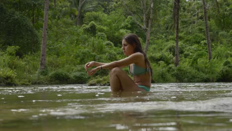 Frau-Im-Bikini-Genießt-Einen-Ruhigen-Fluss-In-Einem-üppigen-Philippinischen-Dschungel,-Mittag,-Ruhige-Stimmung,-Statische-Aufnahme