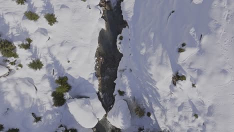 Herrliche-Winterlandschaft-Inmitten-Der-Berge