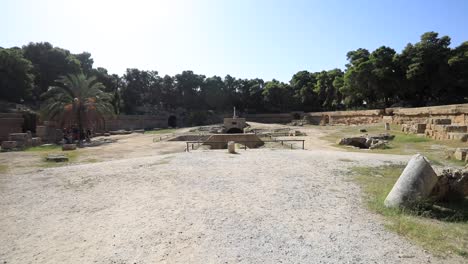 Sonniger-Tag-Bei-Den-Antiken-Ruinen-Von-Karthago-In-Tunesien,-Klarer-Himmel,-Historische-Stätte