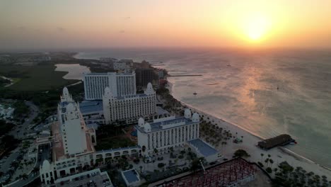 Luftumlaufbahn-Bei-Sonnenuntergang-Palm-Beach-Aruba