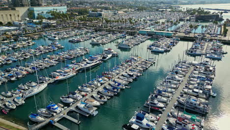 Viele-Yachtboote-Ankerten-Im-Hafen-Von-King-Harbor,-Meereswellen-Trafen-Den-Strand