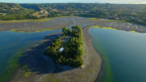 órbita-Aérea-Panorámica-De-La-Isla-Aucar-En-Quemchi,-Chiloé,-Chile