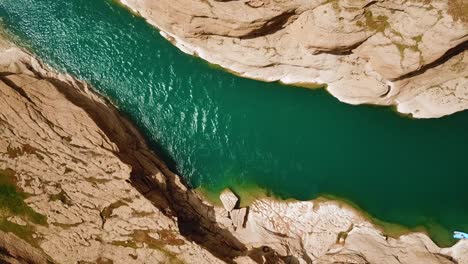 Wunderschöne-Malerische-Landschaft-Des-Grünen-Flusses,-Luftaufnahme-Einer-Drohne,-Felsklippe,-Lehm,-Natürliche-Landschaft,-Natur,-Abenteuer,-Erholung,-Natürliche-Touristenattraktion,-Friedlich,-Aufregend,-Interessant,-Wunderbarer-Hintergrund