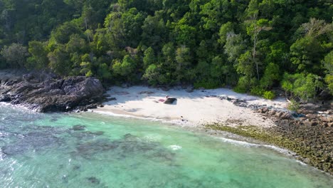 Rocas-Solitaria-Playa-De-Arena-Isla-De-Koh-Lipe-Tailandia