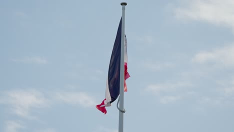Die-Französische-Flagge-Weht-In-Zeitlupe-Anmutig-Im-Wind