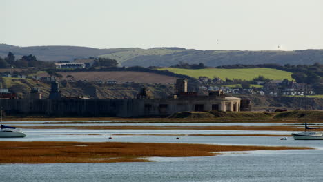 Weite-Aufnahme-Mit-Blick-über-Die-Sümpfe-Von-Keyhaven-Mit-Hurst-Castle-Im-Hintergrund