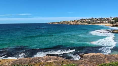 Küstenblick-Auf-Tamarama-Beach,-Sydney-Mit-Leuchtend-Blauem-Meer,-Wellen-Und-Klarem-Himmel