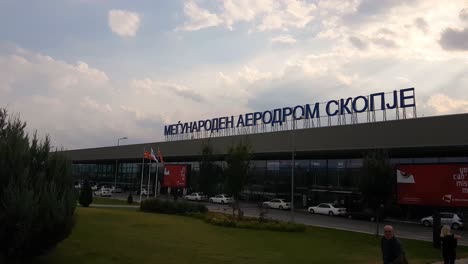 Vista-Exterior-De-La-Terminal-Del-Aeropuerto-Internacional-De-Skopje