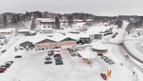 Sannidal,-Condado-De-Telemark,-Noruega---El-Centro-Comercial-Alti-Kragero-Está-Cubierto-De-Nieve-En-Un-Día-De-Invierno---Panorámica-Aérea