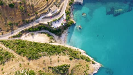 Aerial-shot-of-Xigia-beach-in-Zakynthos,-Greece-with-turquoise-waters-and-tourists