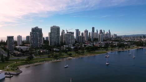 Invertir-Vistas-Aéreas-Sobre-Broadwater-Y-El-Puerto-Deportivo-En-La-Costa-Dorada,-Australia