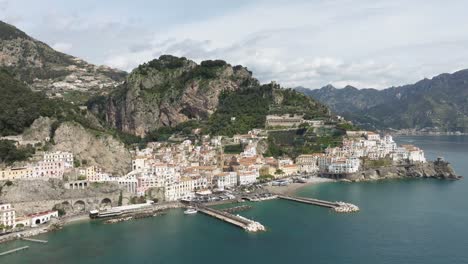 Costa-De-Amalfi-Con-Casas-Pintorescas-Y-Aguas-Cristalinas,-Luz-Natural,-Vista-Aérea