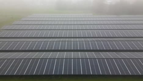 Conjunto-De-Paneles-Solares-Fotovoltaicos-En-Una-Granja-Rural-De-Instalación-De-Energía-Renovable-A-Primera-Hora-De-La-Mañana-Nublada-Y-Brumosa.