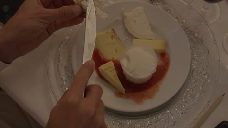 Zeitlupen-Nahaufnahme-Eines-Gastes,-Der-Käse-Auf-Ein-Stück-Brot-Legt