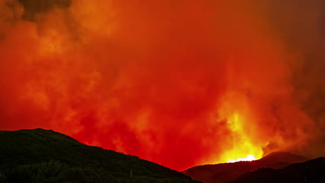 Time-lapse-captures-intense-fury-of-night-wildfire-as-it-blazes-through-landscape