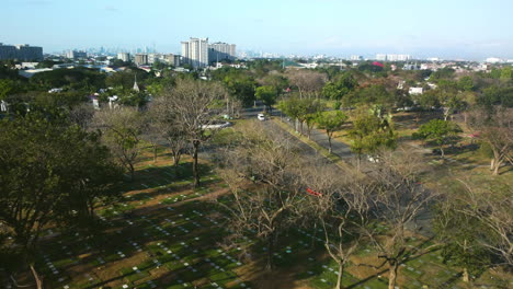 Luftaufnahme-über-Den-Manila-Memorial-Park,-Sonniger-Tag-Auf-Den-Philippinen