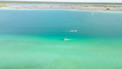 Vista-Aérea-De-La-Costa-De-La-Laguna-De-Bacalar,-Quintana-Roo,-México.