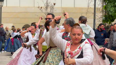 Viele-Paare-In-Typischer-Kleidung,-Bekannt-Als-Huertanas,-In-Valencia,-Spanien,-Tanzen-Zum-Rhythmus-Der-Musik-Beim-Las-Fallas-Festival