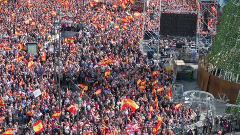 Tausende-Menschen-Schwenken-Spanische-Flaggen-An-Der-Puerta-Del-Sol-Während-Eines-Protestes-Gegen-Die-Sozialistische-Partei-PSOE,-Nachdem-Sie-Einer-Amnestie-Für-Die-Am-Abspaltungsversuch-Von-Katalonien-Beteiligten-Personen-Zugestimmt-Hatten.