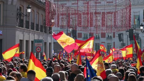 Los-Manifestantes-Ondeando-Banderas-Españolas-Mientras-Se-Reunían-Durante-Una-Manifestación-Contra-El-Partido-Socialista-Psoe-Acordaron-Conceder-Amnistía-A-Las-Personas-Involucradas-En-El-Intento-De-Ruptura-De-2017-En-Cataluña.