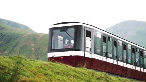 El-Vagón-Delantero-Del-Ferrocarril-De-Montaña-Snowdon-Se-Acerca-De-Cerca